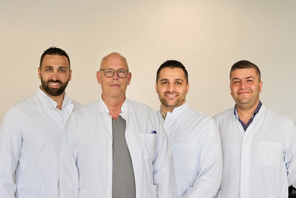 Team der Orthopädie: Ahmad Alhamad Alessa, Chefarzt Dr. Jörg-Uwe Schulz, Hassan Alani, Alaa Bahbouh