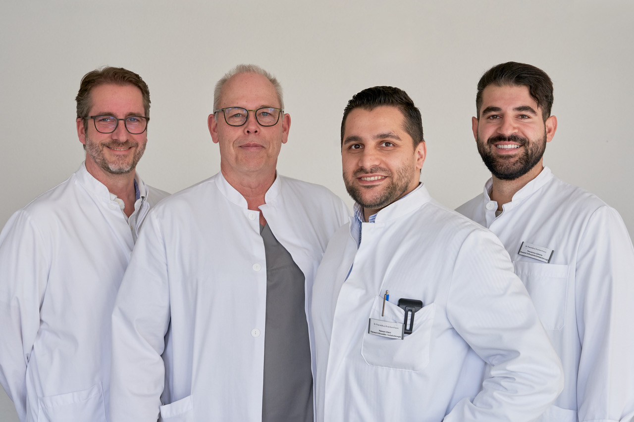 Chefarzt Dr. Jörg-Uwe Schulz mit seinem Team Dr. Eiermann, Hassan Alani, Theodorus Zafeiris