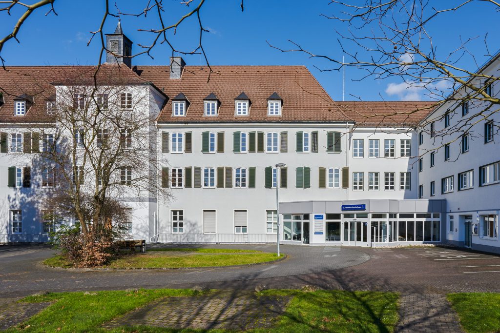 Außenansicht des Gebäudes des St. Franziskuskrankenhauses in Eitorf