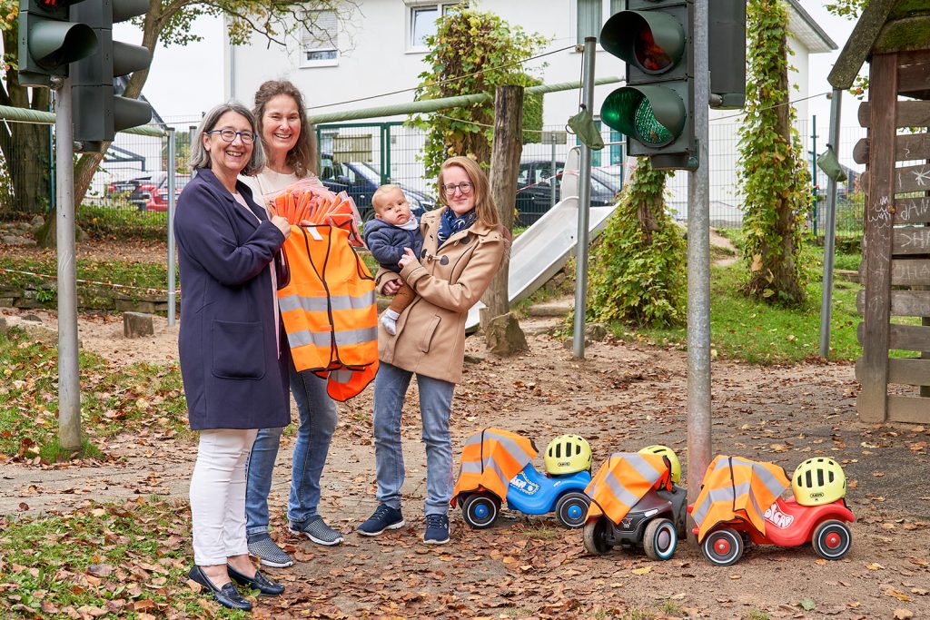 Übergabe der vom St. Franziskus Krankenhaus gesponserten Warnwesten an den Kindergarten "Harmonie" in Eitorf